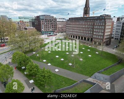 Der Domplatz und Hammaburg-Platz in der Hamburger Innenstadt, hinten die Domstraße, links Alter Fischmarkt, rechts das Pressehaus Helmut-Schmidt-Haus an der Buceriusstraße bzw. Am Speersort, Hamburg 21.4.2024 *** Domplatz und Hammaburg Platz in der Hamburger Innenstadt, Domstraße im Hintergrund, Alter Fischmarkt auf der linken Seite, das Helmut-Schmidt-Haus an der Buceriusstraße und Speersort auf der rechten Seite, Hamburg 21 4 2024 Stockfoto