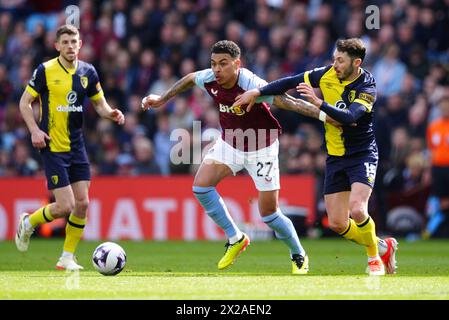 Aston Villa's Morgan Rogers (links) und Bournemouth's Adam Smith kämpfen um den Ball während des Premier League-Spiels im Villa Park, Birmingham. Bilddatum: Sonntag, 21. April 2024. Stockfoto