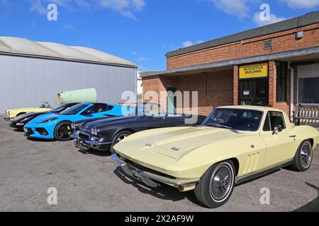 Chevrolet Corvette C2 Sting Ray (1966), Mustang 60, 20. April 2024, Brooklands Museum, Weybridge, Surrey, England, Großbritannien, Europa Stockfoto