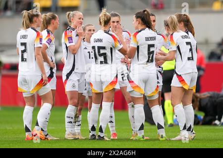 Aachen, Deutschland. April 2024. AACHEN, DEUTSCHLAND - 9. APRIL: Team aus Deutschland mit Ann-Katrin Berger, Kathrin Hendrich, Sarai Linder, Bibiane Schulze Solano, Jule Brand aus Deutschland, Giulia Gwinn aus Deutschland, Sjoeke Nusken aus Deutschland, Lena Oberdorf aus Deutschland, Elisa Senb aus Deutschland, Klara Buhl (Deutschland) und Lea Schuller (Deutschland) beim Qualifikationsspiel zur UEFA Women's EURO 2025 zwischen Deutschland und Island am 9. April 2024 in Aachen. (Foto: Tobias Giesen/BSR Agency) Credit: BSR Agency/Alamy Live News Stockfoto