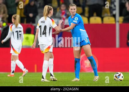 AACHEN, DEUTSCHLAND - 9. APRIL: Janina Minge (Deutschland) interagiert mit Karolina Lea Vilhjalmsdottir (Island) beim Qualifikationsspiel zur UEFA Women's EURO 2025 zwischen Deutschland und Island am 9. April 2024 in Aachen. (Foto: Tobias Giesen/BSR Agentur) Stockfoto