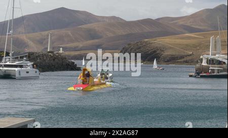 Puero Calero Hafen Lanzarote. Ein gelbes Subamarine Safaris Touristen-U-Boot nimmt Touristen mit auf Unterwasserfahrt Stockfoto