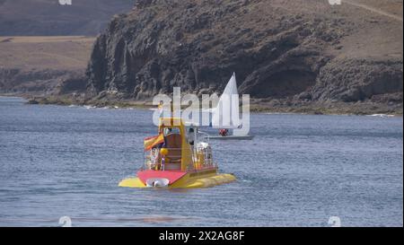 Puero Calero Hafen Lanzarote. Ein gelbes Subamarine Safaris Touristen-U-Boot nimmt Touristen mit auf Unterwasserfahrt Stockfoto