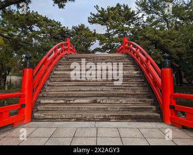 Die rote hölzerne Trommelbrücke mit Blick auf die Stufen des sumiyoshi-Tempels in osaka Stockfoto