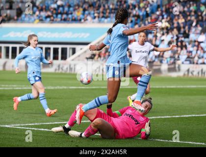 Manchester, Großbritannien. April 2024. Mary Fowler aus Manchester City überquert den Ball unter Druck von Mackenzie Arnold aus West Ham United während des FA Women's Super League Spiels im Academy Stadium in Manchester. Der Bildnachweis sollte lauten: Ben Roberts/Sportimage Credit: Sportimage Ltd/Alamy Live News Stockfoto