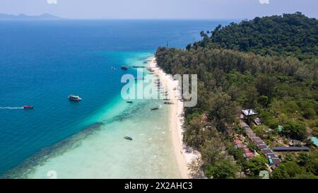 Blick aus der Vogelperspektive auf Koh Kradan, Trang Thailand. Die unberührte natürliche Schönheit des Strandes, umgeben von üppigem tropischem Laub und atemberaubenden Korallenriffen Stockfoto