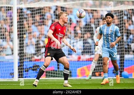 Wembley Stadium, London am Sonntag, den 21. April 2024. Rasmus Hojlund (11 Manchester United) kontrolliert den Ball während des FA Cup Halbfinalspiels zwischen Coventry City und Manchester City im Wembley Stadium, London am Sonntag, den 21. April 2024. (Foto: Kevin Hodgson | MI News) Credit: MI News & Sport /Alamy Live News Stockfoto