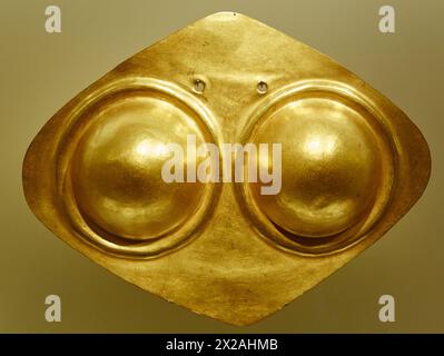Femal Brustpanzer, präkolumbianischen Artefakt, Museo del Oro, Goldmuseum, Bogota, Cundinamarca, Kolumbien, Südamerika Stockfoto