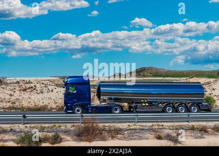 Tankwagen für den Transport von Lebensmittelflüssigkeiten auf einer Autobahn. Stockfoto