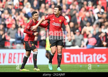 Wembley Stadium, London am Sonntag, den 21. April 2024. Harry Maguire (5 Manchester United) feiert, nachdem er am Sonntag, den 21. April 2024, im Halbfinalspiel des FA Cup zwischen Coventry City und Manchester City im Wembley Stadium, London, das zweite Tor mit Casemiro (18 Manchester United) erzielt hat. (Foto: Kevin Hodgson | MI News) Credit: MI News & Sport /Alamy Live News Stockfoto