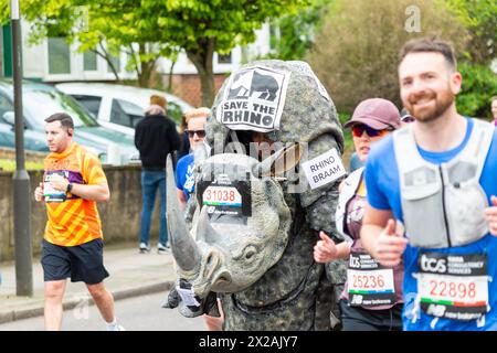 LONDON, UK - 21. APRIL 2024: Menschen, die sich beim London Marathon 2024 verkleidet haben und laufen Stockfoto