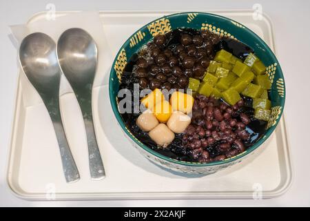 Taiwanesisches Dessert aus Grasgelee mit Taro-Bällchen, roten Bohnen und Teegelee Stockfoto