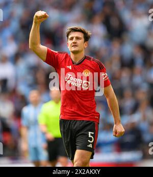 London, Großbritannien. April 2024 - Manchester United gegen Coventry City - Halbfinale des FA Cup - Wembley. Harry Maguire feiert sein Ziel. Bildnachweis: Mark Pain / Alamy Live News Stockfoto