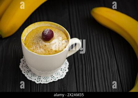 Ein Glas voller Saft mit einem Strohhalm auf einem Hintergrund mit frischen Früchten Stockfoto