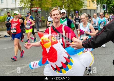 LONDON, UK - 21. APRIL 2024: Menschen, die sich beim London Marathon 2024 verkleidet haben und laufen Stockfoto