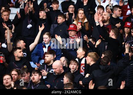 Glasgow, Schottland. 21. April 2024; Hampden Park, Glasgow, Schottland: Halbfinale des Scottish Cup Football, Rangers versus Heart of Midlothian; Hearts Fans Credit: Action Plus Sports Images/Alamy Live News Stockfoto