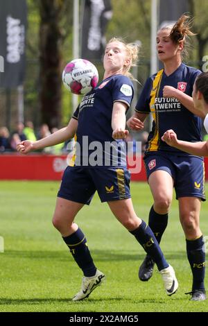 Utrecht, Niederlande. April 2024. Utrecht, Niederlande, 21. April 2024: Elena Dhont (13 Twente) in Aktion während des Azerion Vrouwen Eredivisie Fußballspiels zwischen dem FC Utrecht und Twente im Sportkomplex Zoudenbalch in Utrecht, Niederlande. (Leiting Gao/SPP) Credit: SPP Sport Press Photo. /Alamy Live News Stockfoto