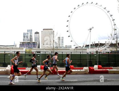 London, Großbritannien. April 2024. Die Teilnehmer laufen am London Eye beim London Marathon 2024 in London, Großbritannien, 21. April 2024 vorbei. Quelle: Xinhua/Alamy Live News Stockfoto