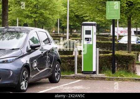 Elektrische öffentliche Ladestationen von ScottishPower, Ladegerät für Elektrofahrzeuge des Glasgow Science Centre EV Stockfoto