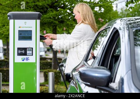 Ein Elektroauto wird an einer ScottishPower EV-Ladestation aufgeladen, Schottland, UK Stockfoto