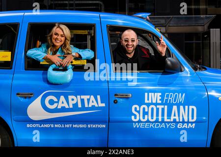 Fat Brestovci und Tallia Storm kamen heute Morgen in Capital’s Studios an, um die neue Frühstücksshow von Capital Scotland auszurichten. Die brandneue Show wird ausgestrahlt Stockfoto