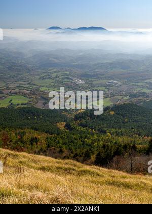 Panoramablick nach Süden vom Gipfel des Berges Carpegna; die Berge Nerone und Catria im Hintergrund; Provinz Pesaro-Urbino, Marken regi Stockfoto