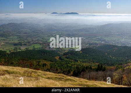 Panoramablick nach Süden vom Gipfel des Berges Carpegna; die Berge Nerone und Catria im Hintergrund; Provinz Pesaro-Urbino, Marken regi Stockfoto
