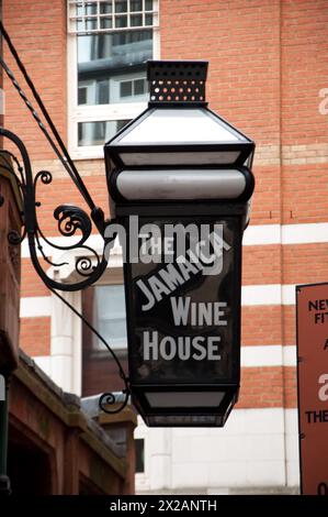 Das Jamaica Wine House, St Michael's Alley, City of London, London, UK – früher bekannt als Pasqua Rosee's Head und war Londons erstes Coffee House. Stockfoto