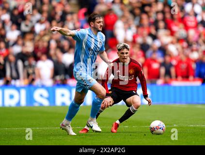 Alejandro Garnacho von Manchester United (rechts) und Liam Kitching von Coventry City kämpfen um den Ball während des Halbfinalspiels des Emirates FA Cup im Wembley Stadium, London. Bilddatum: Sonntag, 21. April 2024. Stockfoto