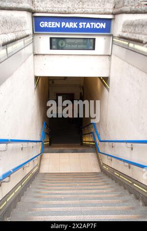 Eintritt zur U-Bahnstation Green Park; Piccadilly, City of Westminster, London, Großbritannien; U-Bahn; U-Bahn-Station; Treppen hinunter in die U-Bahn. Stockfoto