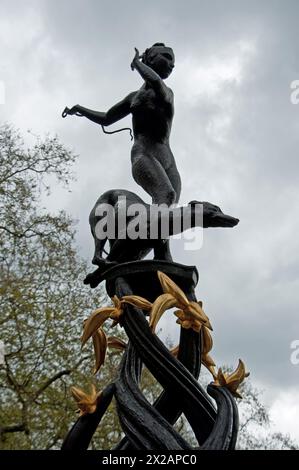 Statue von Diana, Göttin der Jagd, Green Park, London, City of Westminster, Großbritannien. Diana ist eine Göttin in römischer und hellenistischer Religion, hauptsächlich Betrügerin Stockfoto