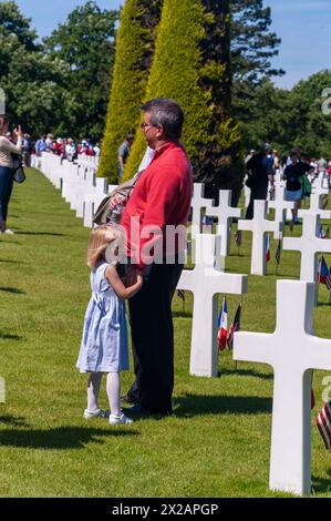 Colleville-sur-Mer, Normandie, Frankreich, Touristen auf dem amerikanischen Friedhof, 70. Jahrestag der D-Day Invasion, Familie Vater, Mädchen Stockfoto