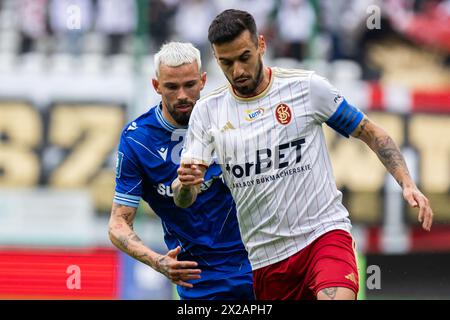 Lodz, Polen. April 2024. Kristoffer Velde (L) von Lech und Dani Ramirez (R) von LKS werden während des Polnischen PKO Ekstraklasa League-Spiels zwischen LKS Lodz und Lech Poznan im Wladyslaw Krol Municipal Stadium in Aktion gesehen. Credit: Mikołaj Barbanell/Alamy Live News Credit: Mikołaj Barbanell/Alamy Live News Stockfoto