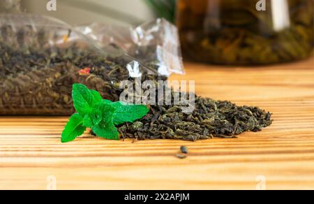 Selektiver Fokus. Toller Tee, lose Blätter. Verstreut getrockneter, loser grüner Tee Stockfoto