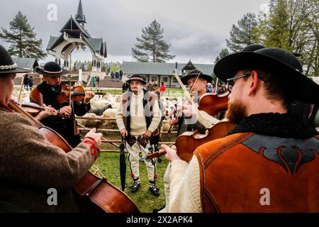 Ludzmierz, Polen 21. April 2024. Highland-Musiker in ihrer traditionellen Kleidung nehmen an kirchlichen Ritualen Teil, während die Weidezeit mit traditionellen Folklore- und religiösen Feiern beginnt, die lokal Redyk genannt werden, in der Tatra in Ludźmierz, Südpolen. Redyk beginnt traditionell um den 23. April, eine Zeit, in der Schafhirten, die lokal Baca genannt werden, Schafherden aus Dörfern aufwärts nehmen, weg von der Zivilisation für die etwa ein halbes Jahr dauernde Weidezeit. Der Beginn der Saison ist eine festliche Zeit für die Hochländer aus Tatra und diesem Teil von Karpaty als Schafzucht historisch i Stockfoto