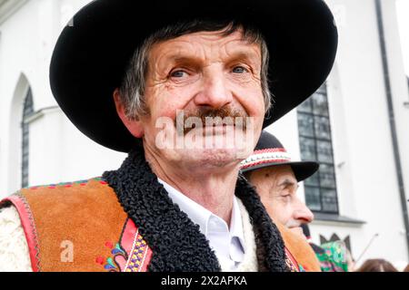 Ludzmierz, Polen 21. April 2024. Ein Hochlandschäfer in seinen traditionellen Kleidern nimmt an kirchlichen Ritualen Teil, während die Weidezeit mit traditionellen Folklore- und religiösen Feiern beginnt, die lokal Redyk genannt werden, im Tatra-Gebirge in Ludźmierz, Südpolen. Redyk beginnt traditionell um den 23. April, eine Zeit, in der Schafhirten, die lokal Baca genannt werden, Schafherden aus Dörfern aufwärts nehmen, weg von der Zivilisation für die etwa ein halbes Jahr dauernde Weidezeit. Der Beginn der Saison ist eine festliche Zeit für die Hochländer aus Tatra und diesem Teil von Karpaty als Schafzucht historisch gesehen Stockfoto