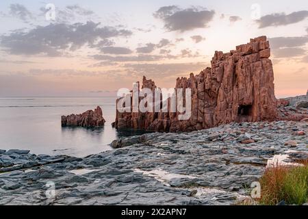 Geologisches Merkmal namens Rocce Rosse (rote Felsen) in Arbatax bei Sonnenaufgang; Ostküste Sardiniens, Italien Stockfoto