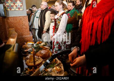 Ludzmierz, Polen 21. April 2024. Die Hochländer in ihrer traditionellen Kleidung nehmen an einer heiligen Messe im Heiligtum unserer Lieben Frau von Ludźmierz Teil, während die Weidezeit mit traditionellen Folklore- und religiösen Feiern beginnt, die lokal Redyk genannt werden, im Tatra-Gebirge in Ludźmierz, Südpolen. Redyk beginnt traditionell um den 23. April, eine Zeit, in der Schafhirten, die lokal Baca genannt werden, Schafherden aus Dörfern aufwärts nehmen, weg von der Zivilisation für die etwa ein halbes Jahr dauernde Weidezeit. Der Saisonbeginn ist eine festliche Zeit für die Hochländer aus Tatra und diesem Teil von Karpaty AS Stockfoto