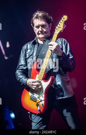 Mailand, Italien. April 2024. Die schottische Band SIMPLE MINDS tritt live auf der Bühne des Forums während der „Global Tour 2024“ auf. Vermerk: Rodolfo Sassano/Alamy Live News Stockfoto