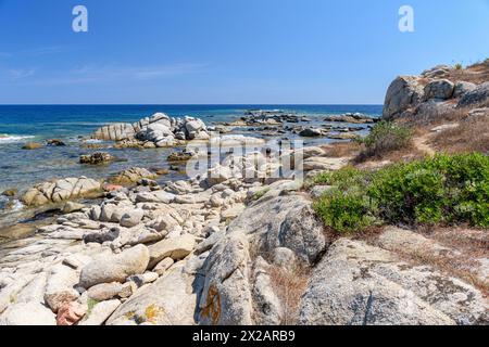Die felsige Küste von Punta Niedda in der Nähe von Arbatax im Osten Sardiniens Stockfoto