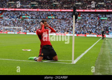 London, Großbritannien. April 2024. Bruno Fernandes von Manchester United feiert, nachdem er seinem Team das 3. Tor erzielt hat. Das Halbfinale des Emirates FA Cup, Coventry City gegen Manchester United im Wembley Stadium in London am 21. April 2024. Nur redaktionelle Verwendung. bild von Andrew Orchard/Andrew Orchard Sportfotografie/Alamy Live News Credit: Andrew Orchard Sportfotografie/Alamy Live News Stockfoto