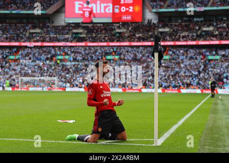 London, Großbritannien. April 2024. Bruno Fernandes von Manchester United feiert, nachdem er seinem Team das 3. Tor erzielt hat. Das Halbfinale des Emirates FA Cup, Coventry City gegen Manchester United im Wembley Stadium in London am 21. April 2024. Nur redaktionelle Verwendung. bild von Andrew Orchard/Andrew Orchard Sportfotografie/Alamy Live News Credit: Andrew Orchard Sportfotografie/Alamy Live News Stockfoto