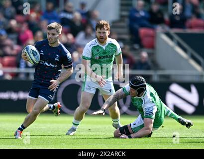 Ashton Gate, Bristol, Großbritannien. April 2024. Gallagher Premiership Rugby, Bristol Bears gegen Newcastle Falcons; Harry Randall von Bristol Bears geht um Sebastian de Chaves von Newcastle Falcons Credit: Action Plus Sports/Alamy Live News Stockfoto