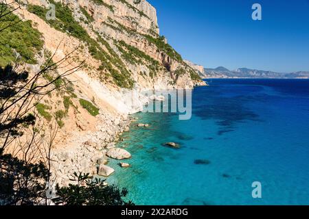 Panoramablick auf die Küste in der Nähe von Cala Goloritzè, im Golf von Orosei im Osten Sardiniens Stockfoto