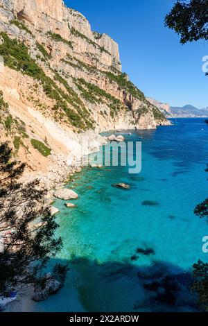 Panoramablick auf die Küste in der Nähe von Cala Goloritzè, im Golf von Orosei im Osten Sardiniens Stockfoto