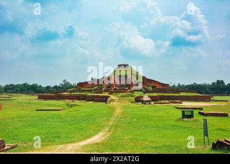 Frontalansicht von Sompur Mahavihara oder Paharpur Buddhist Vihara Stockfoto