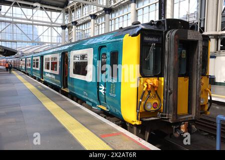 Eine South Western Railway Class 455 Emu in British Rail Blue and Grey Lackierung bei Waterloo Statiion Stockfoto