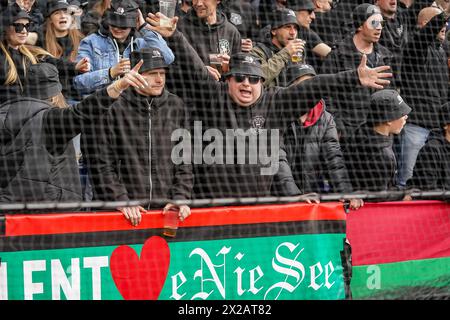Rotterdam, Niederlande. April 2024. ROTTERDAM, NIEDERLANDE - 21. APRIL: Fans von NEC Nijmegen posieren während des TOTO KNVB Cup Endspiels zwischen Feyenoord und NEC im Stadion Feyenoord am 21. April 2024 in Rotterdam. (Foto von Andre Weening/Orange Pictures) Credit: Orange Pics BV/Alamy Live News Stockfoto