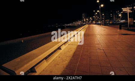 Der mediterrane Damm der Nachtstadt. Lloret de Mar, Spanien Stockfoto