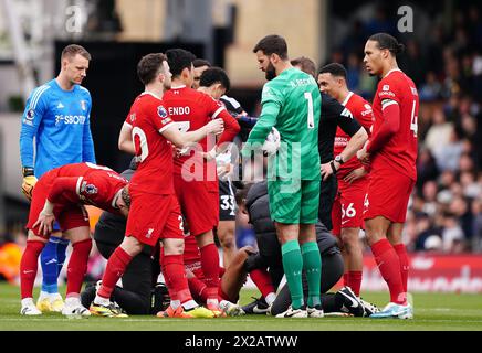 (Von links nach rechts) Wataru Endo aus Liverpool, Alisson Becker und Virgil van Dijk im Gespräch während des Premier League-Spiels in Craven Cottage, London. Bilddatum: Sonntag, 21. April 2024. Stockfoto